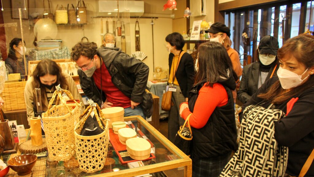 「倉敷民芸」で購入する商品を見るツアー参加者の皆さん