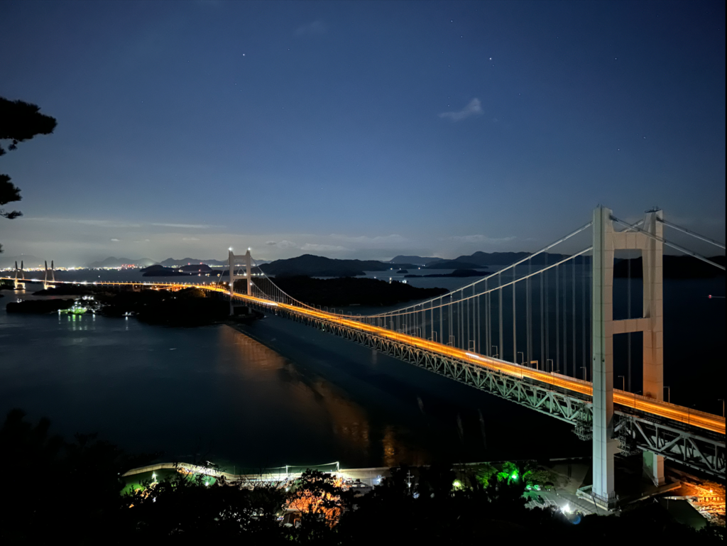 鷲羽山から見た瀬戸内海を渡る瀬戸大橋の夜景
