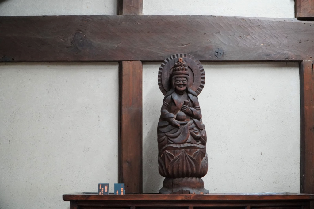 箪笥の上に置かれた木彫りの十一面観音像