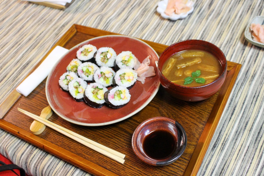 皿に盛られた巻き寿司とお味噌汁。