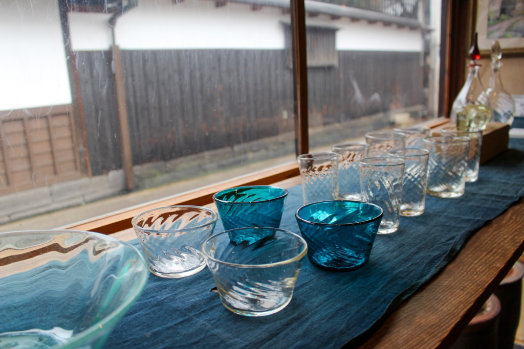 「融民藝店」店内に並べられたガラスのコップや器