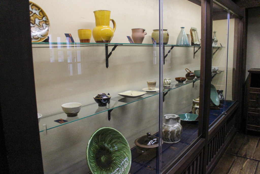 倉敷民藝館に展示される様々な色カタチの陶器
