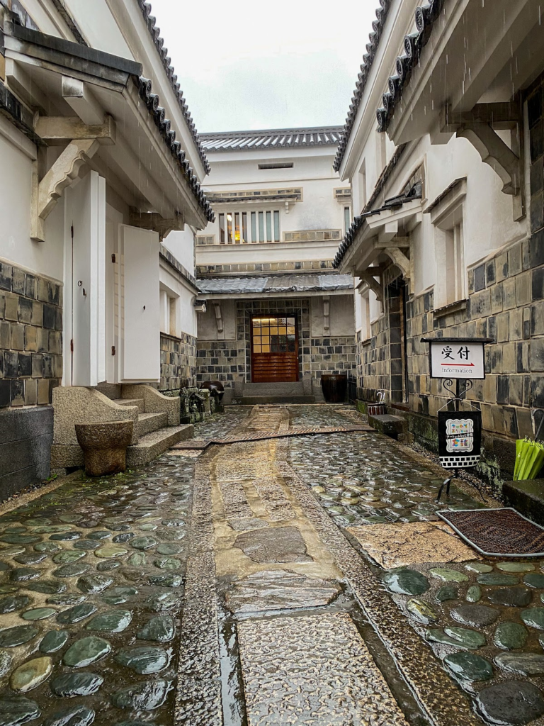 倉敷民藝館の入口外観