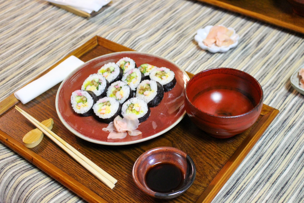 カットされ赤いお皿に盛り付けられた巻き寿司