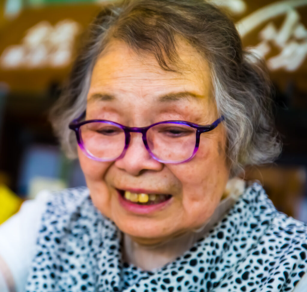 Propriétaire de Kobayashi Megane, qui existe depuis 100 ans. Elle organise des ateliers pour partager le plaisir de la fabrication de Temari.